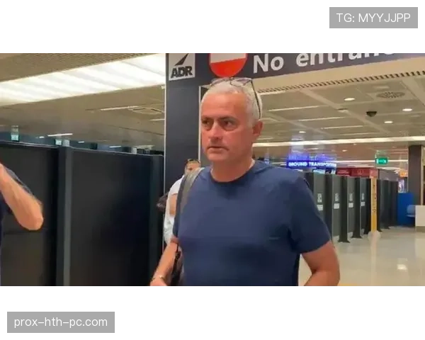 侯志慧赛前啃鸡腿那刻，我真怕她下一秒把杠铃片当薯片嚼了