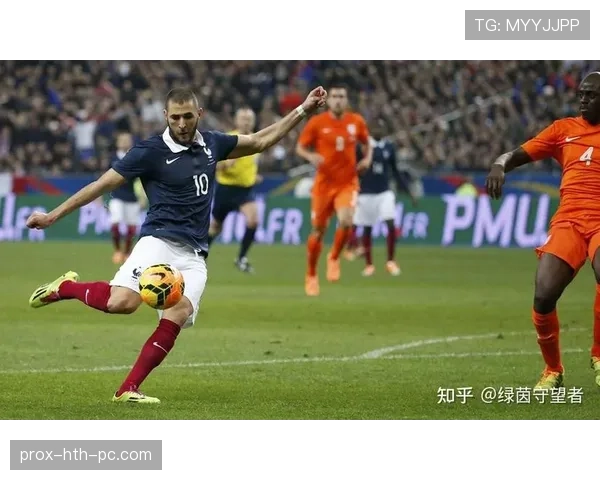 本泽马巅峰期为何延迟？中锋角色转型的关键制约解析